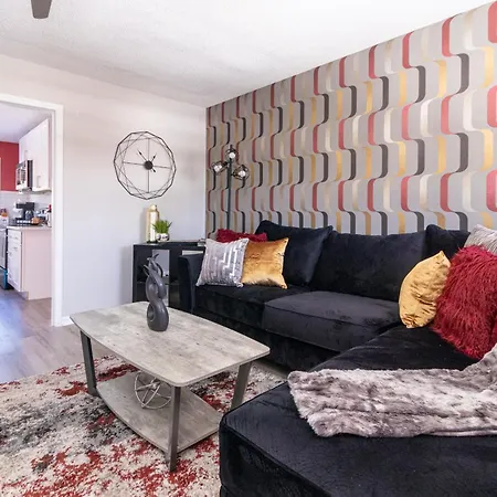 Rear Deck W/ Soaking Tub + Wi-Fi & Parking Apartment